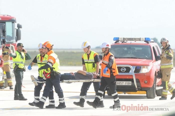 Simulan un accidente aéreo en aeropuerto