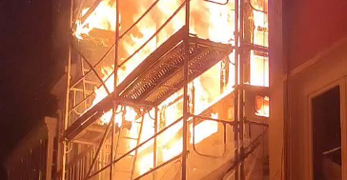 Llamas en el incendio de un edificio en la calle Barrera.