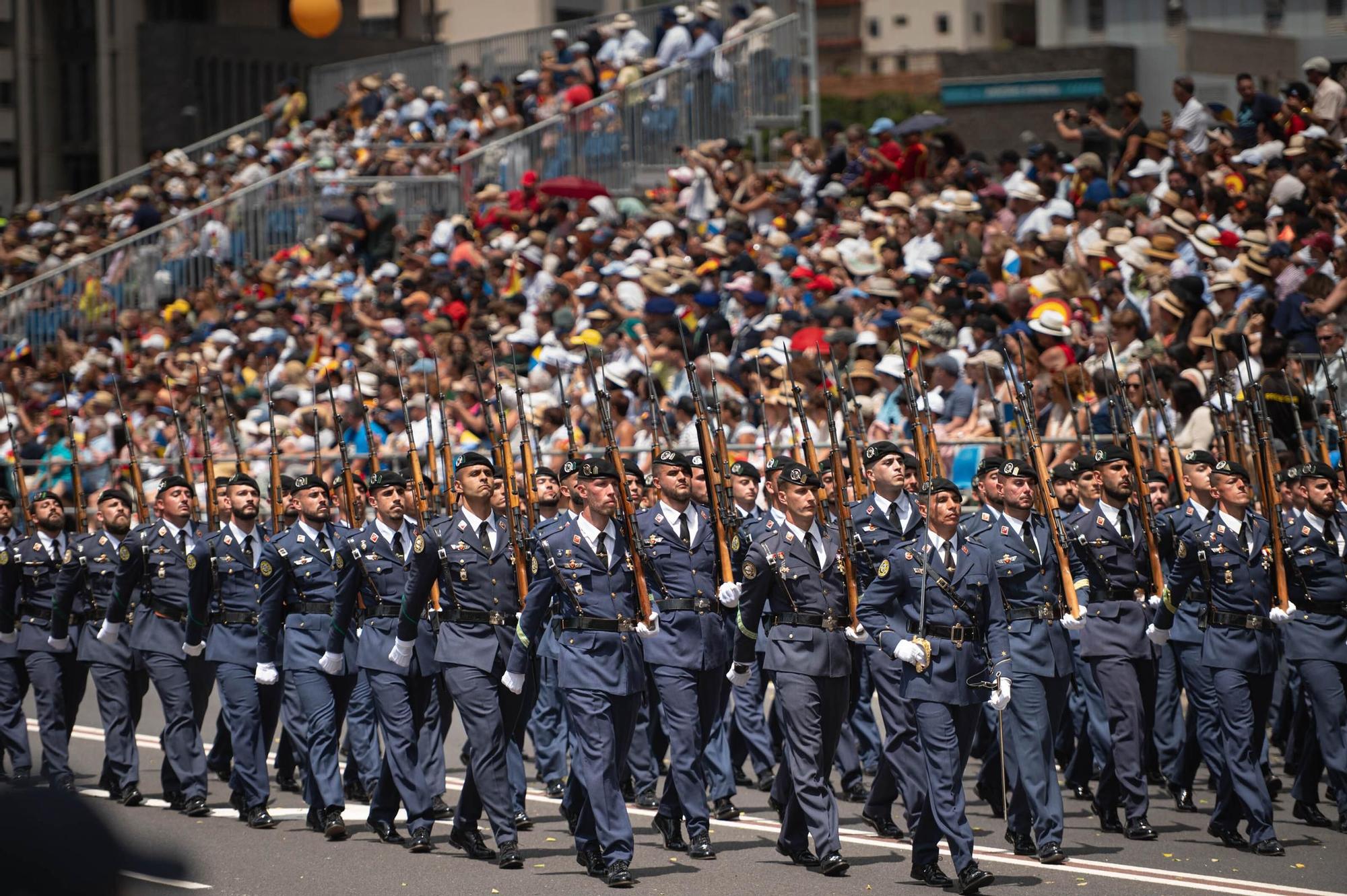 Las mejores imágenes del desfile militar de las Fuerzas Armadas en Tenerife con la presencia de Sus Majestades los Reyes
