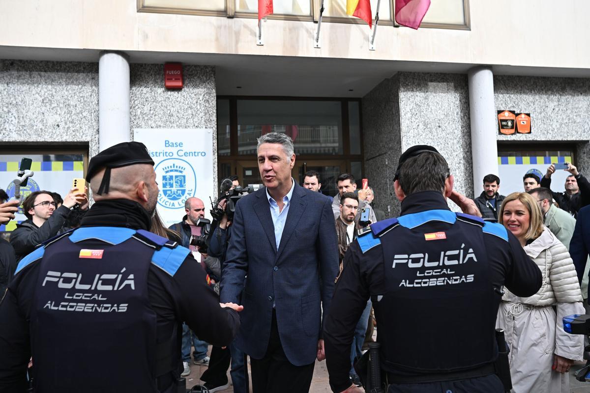 La alcaldesa de Alcobendas, Rocío García Alcántara, y el alcalde de Badalona, Xavier García Albiol reciben saludos de la Policía Local de Alcobendas.