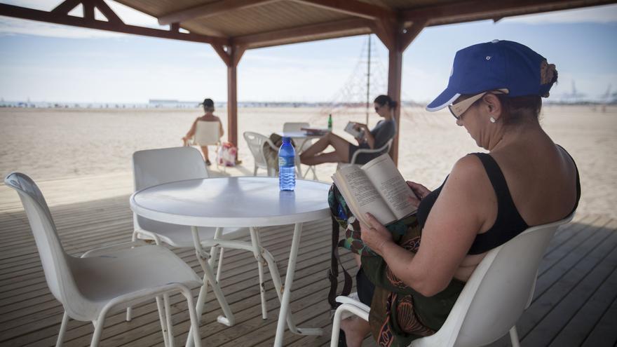 Bibliomar permanece abierta de lunes a viernes en la playa de El Cabanyal