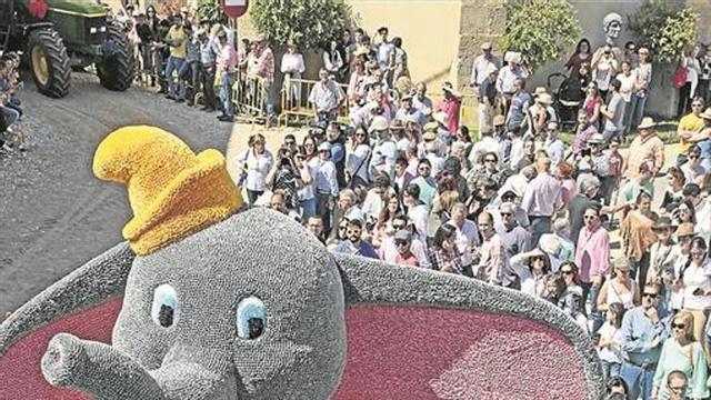 Ocho carrozas dan un gran colorido al desfile de la romería de Pascua de Campanario