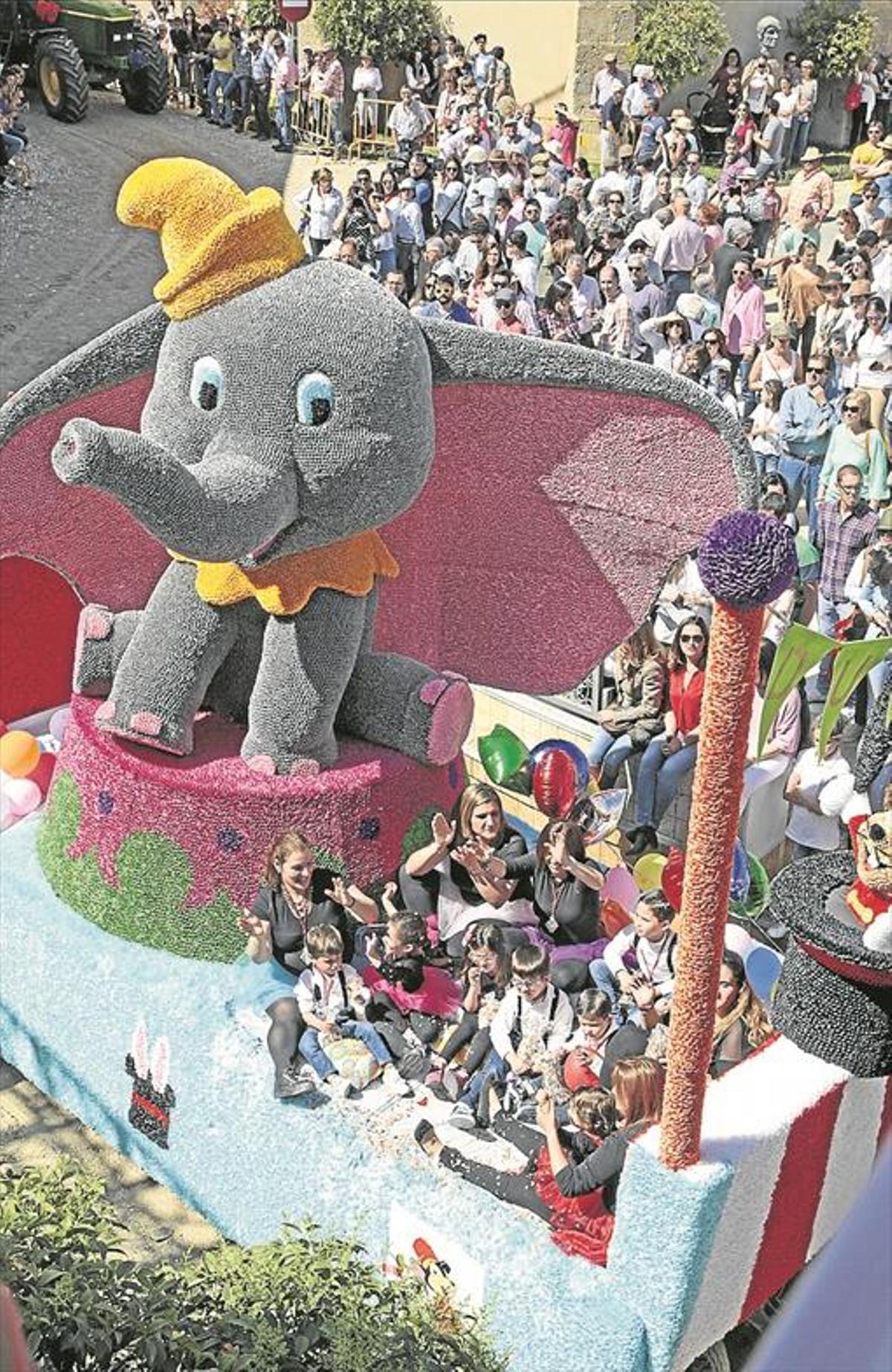 Ocho carrozas dan un gran colorido al desfile de la romería de Pascua de Campanario