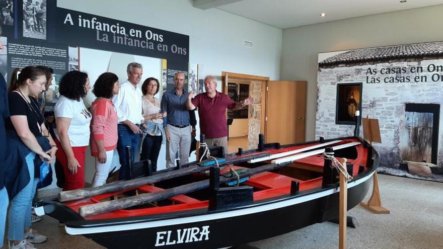 El presidente de la Xunta, Alfonso Rueda (en el centro) en la visita del pasado verano a Ons. |   // FDV