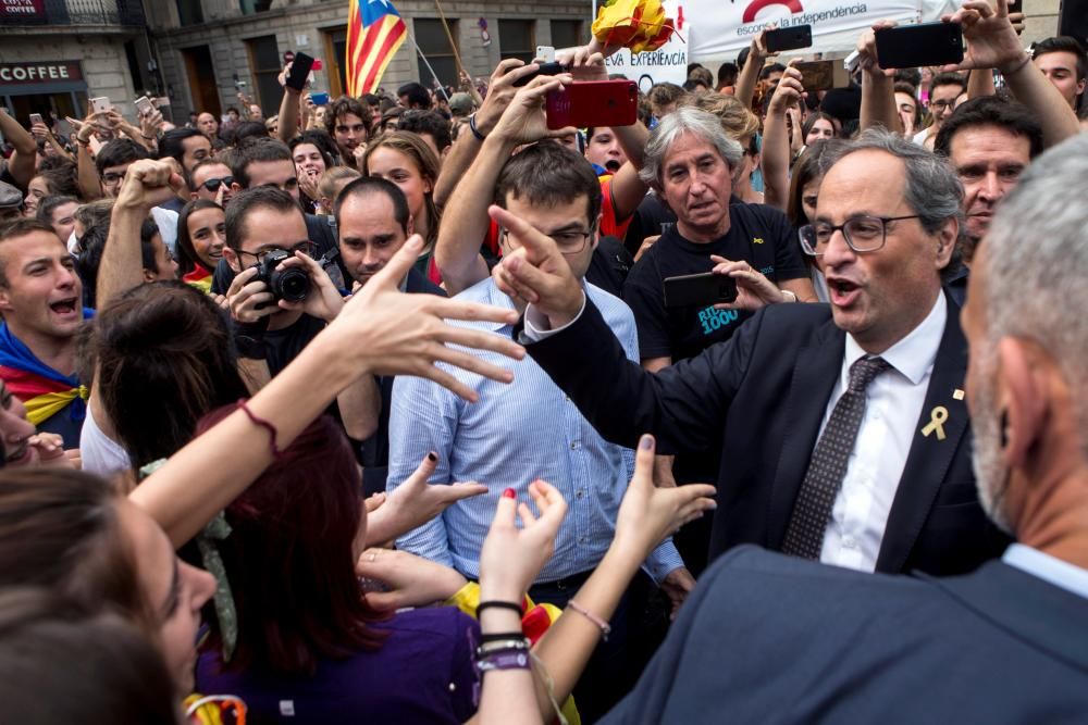 Milers de persones reivindiquen el mandat de l''1 d''octubre al centre de Barcelona