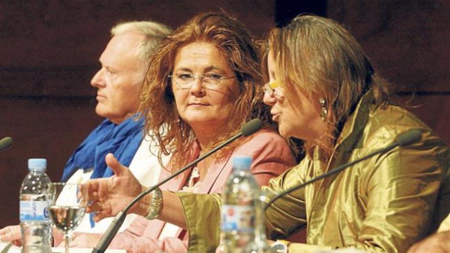 La escritora Iolanda Bonet con Nora Albert y Maxence Mailfort en una presentación anterior.