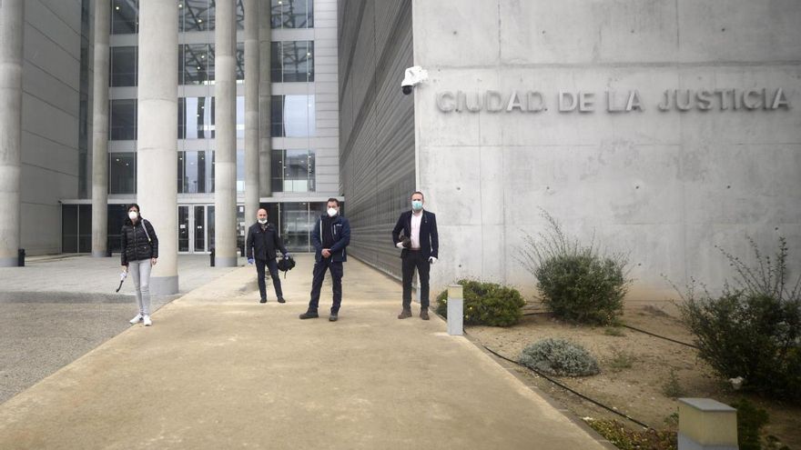 Momento en el que representantes de los familiares interpusieron una querella en el juzgado de guardia.