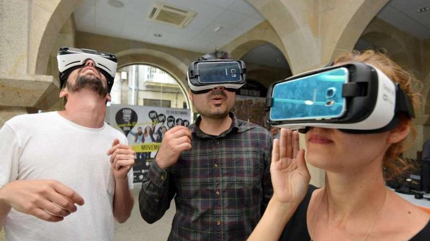 Un grupo de jóvenes prueban las gafas de realidad virtual. // Gustavo Santos