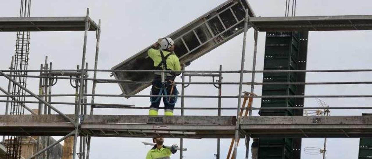 Trabajadores en la construcción de un edificio en Pontevedra. // Rafa Vázquez