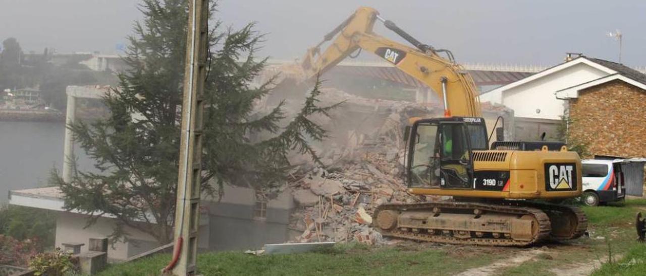 Trabajos de demolición, ayer, en la vivienda del barrio figueirense de La Atalaya.