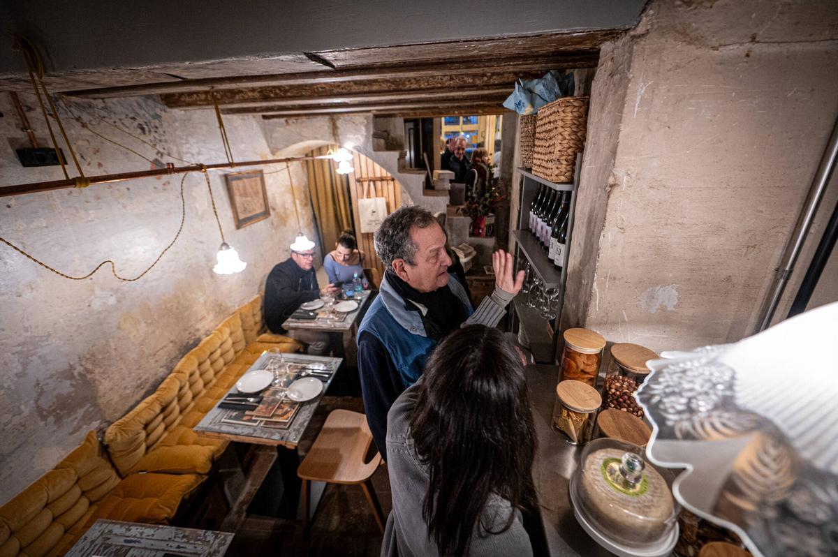 Barcelona 10/12/2025 Barcelona. La antigua propietaria de la librería, Cristina Riera, y su sucesor al frente del negocio, Rafa Serra. Reapertura librería Sant Jordi. AUTOR: MANU MITRU