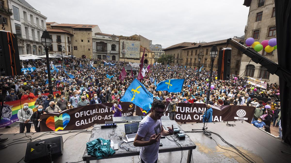 Los partidarios de la cooficialidad del asturiano se manifiestan en Oviedo