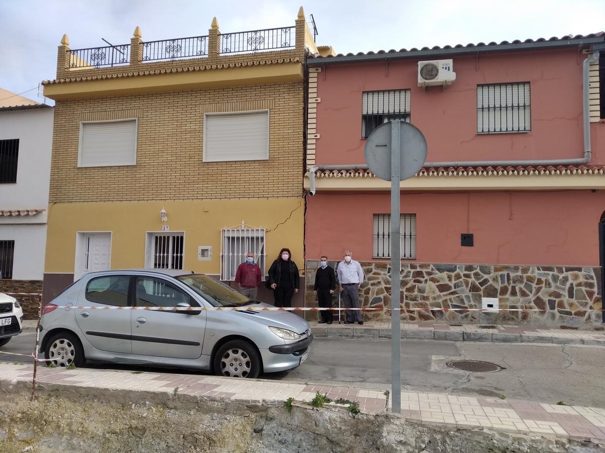La casa más dañada, con grietas y una importante inclinación.