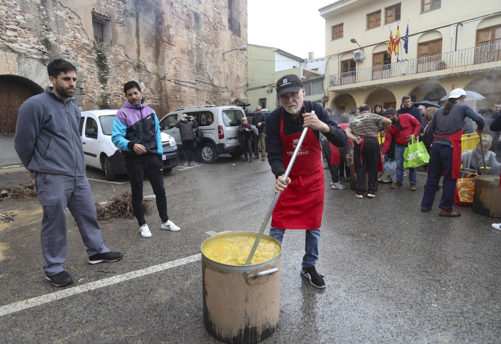 Reparto de calderas en Albalat dels Tarongers en día de su patrona.