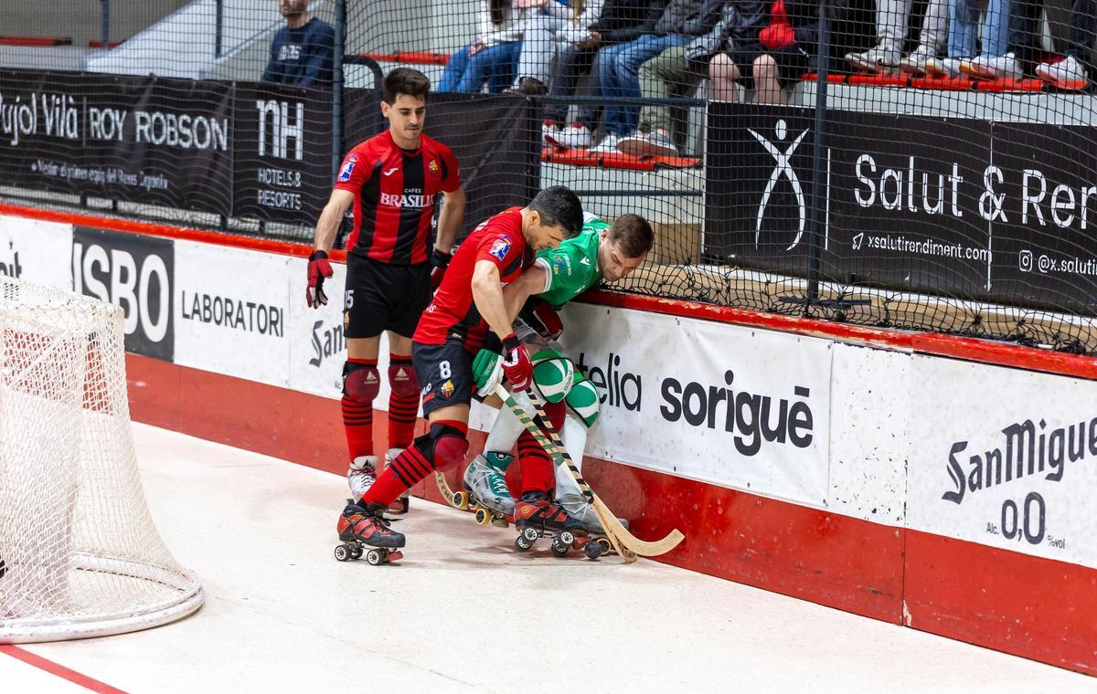 César Carballeira pugna por una bola entre dos jugadores del Reus