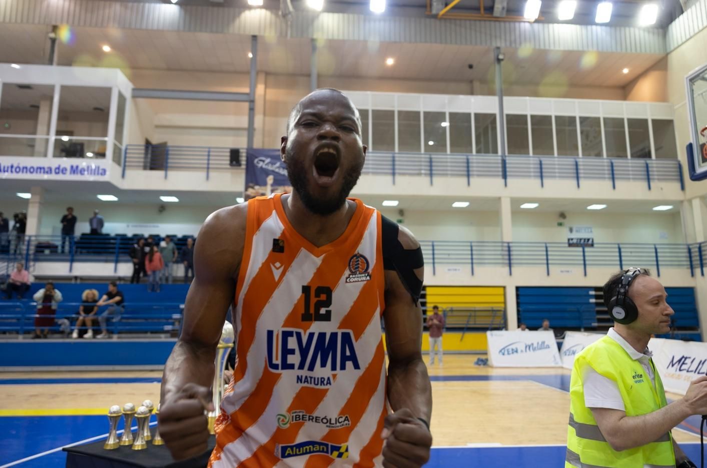 La fiesta del ascenso a la ACB del Leyma Básquet Coruña en Melilla.