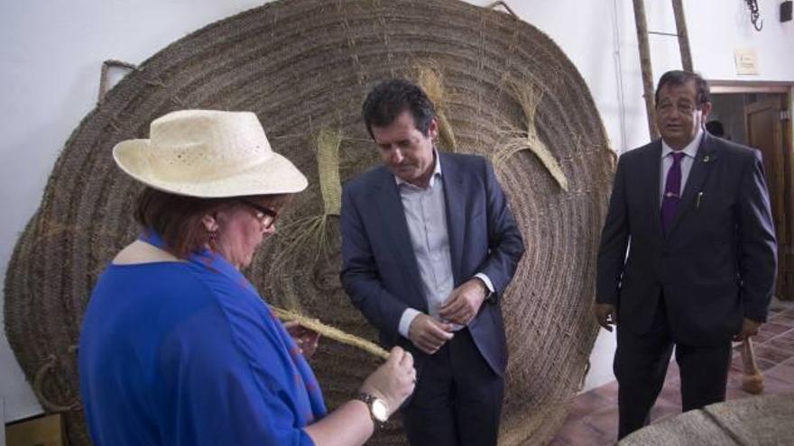 El vicepresidente Císcar visitó el Museo de l&#039;Oli de Onil junto al alcalde de la población