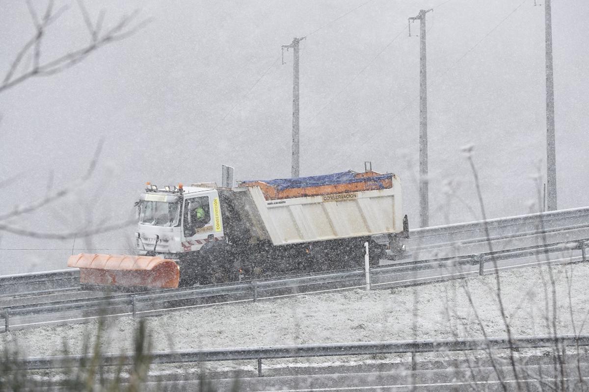 Una máquina quitanieves limpia la nieve acumulada este sábado en la carretera N-VI.