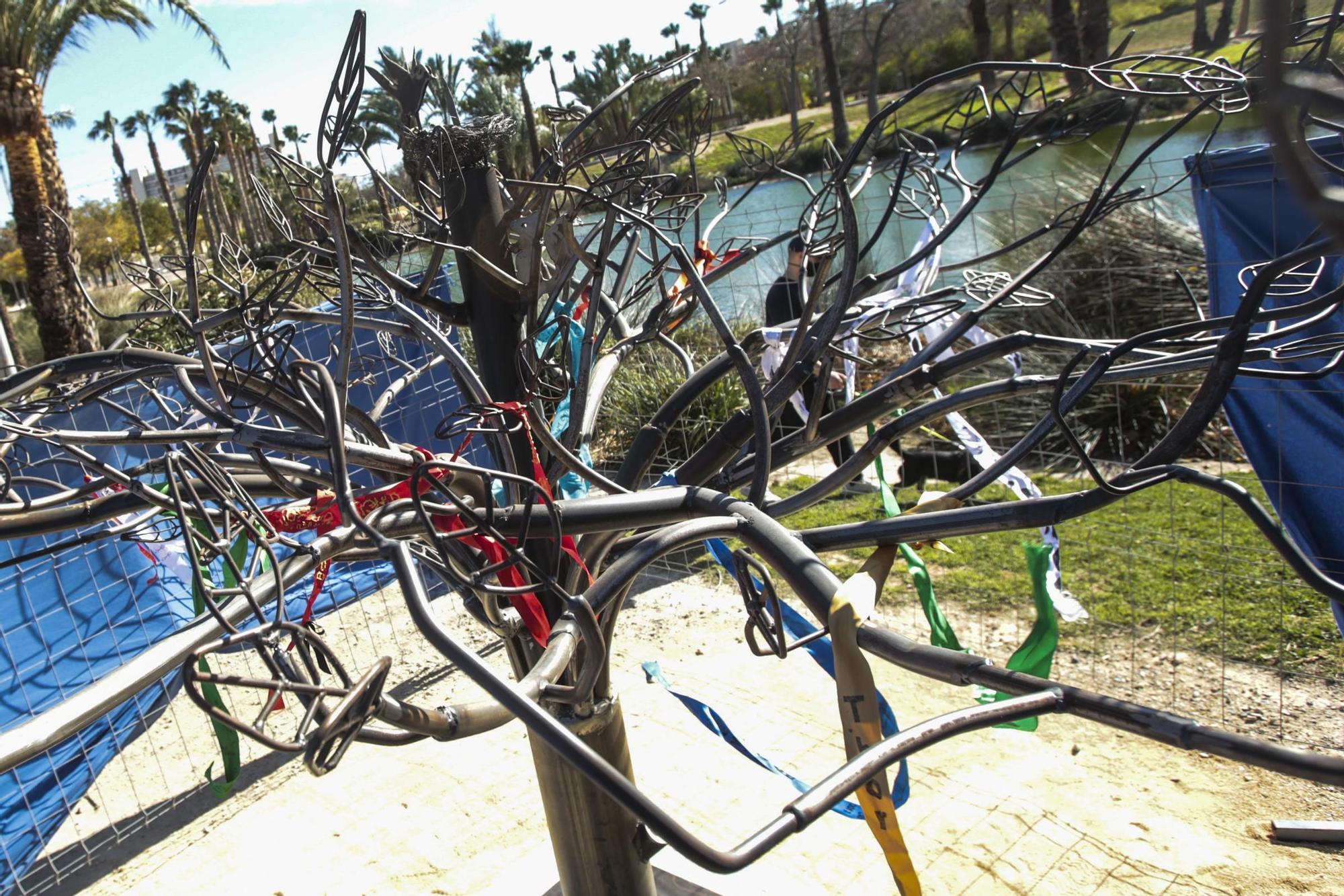 El Ayuntamiento de Alicante instala en el parque del PAU 5 un árbol de metal para que los dueños coloquen las cintas en memoria de los perros fallecidos