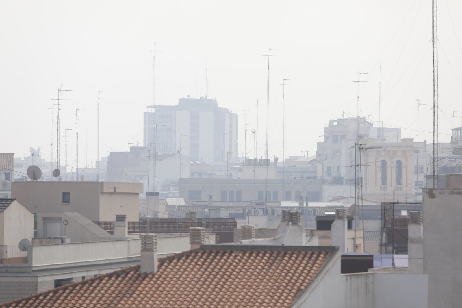 València parece Londres por el humo de la quema de la paja del arroz