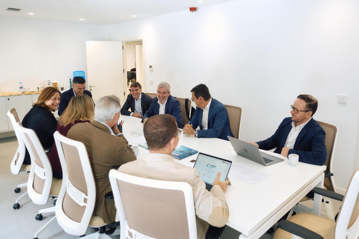 Reunión celebrada durante la visita del presidente del Gobierno canario en la terminal de cruceros