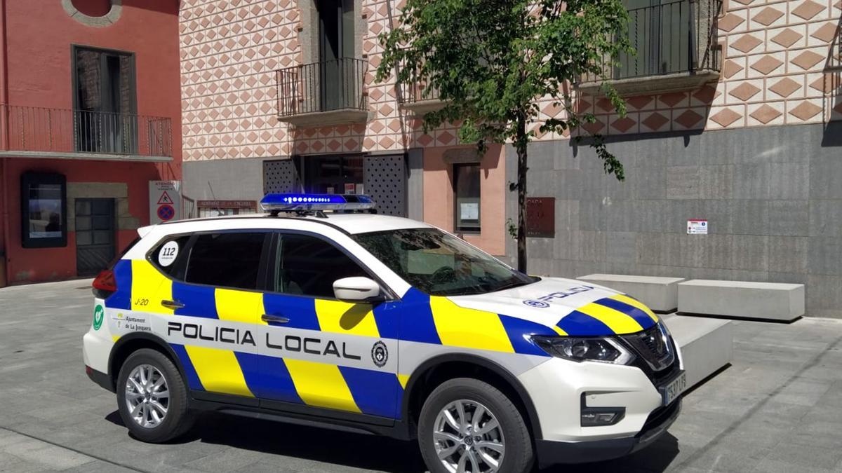 Un cotxe de la Policia Local de la Jonquera, davant l&#039;Ajuntament del municipi.
