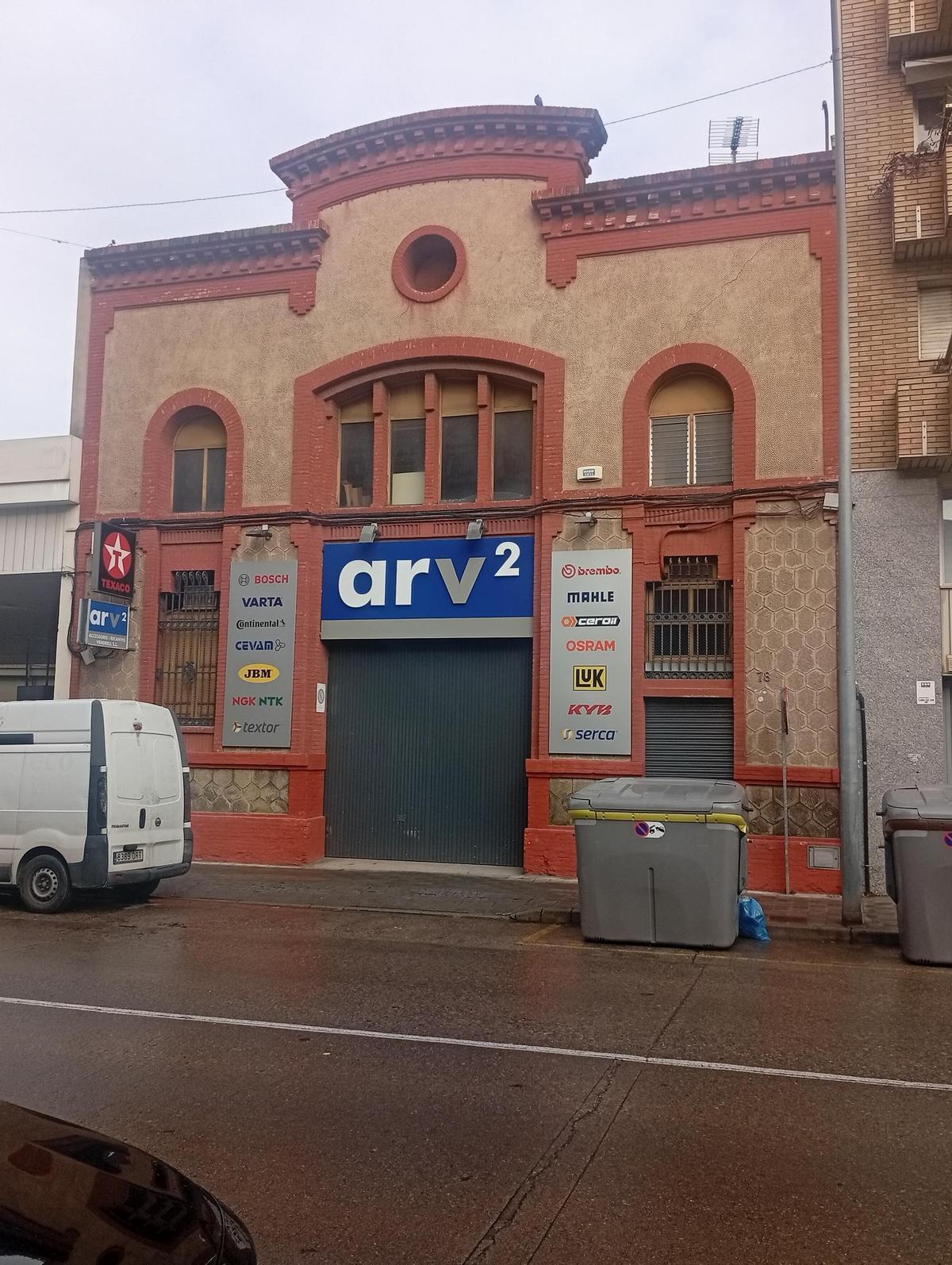 La façana de l'edifici on hi va haver la primera 'bolera' de Manresa