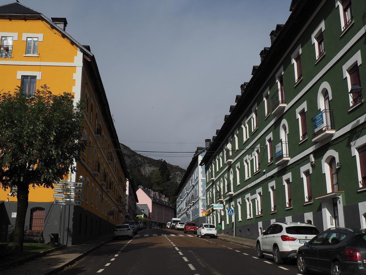 Varios bloques de viviendas en Canfranc.