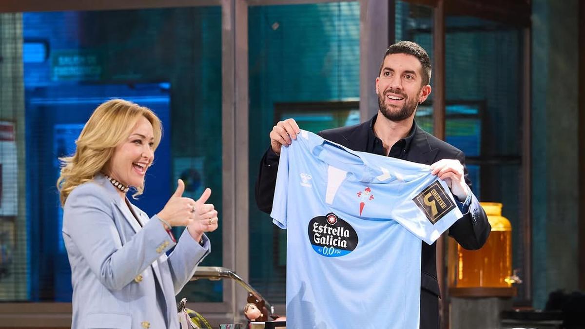Marián Mouriño, presidenta del Celta de Vigo, la regaló a Broncano y el equipo del programa la próxima camiseta especial con la que jugarán ante el Betis.
