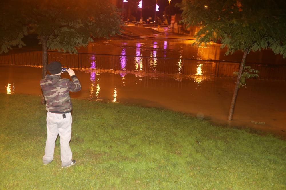 El agua se desborda en Puente del Rey