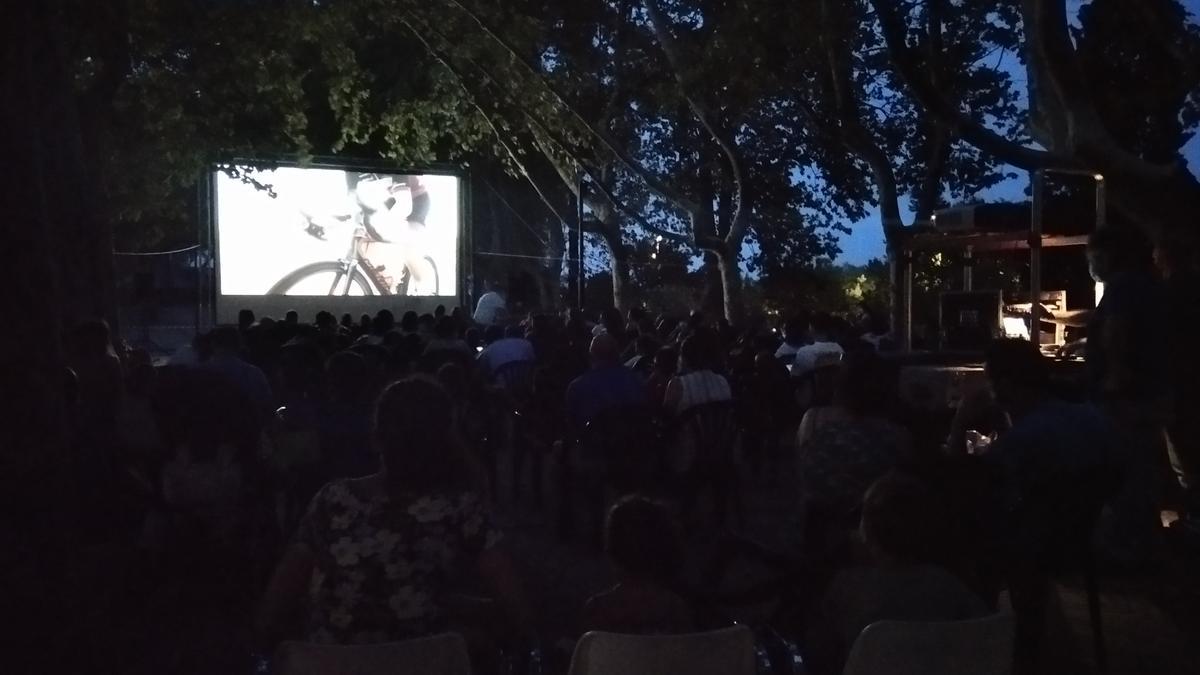 El cine se organizó aire libre en el paseo central de la arboleda del parque.