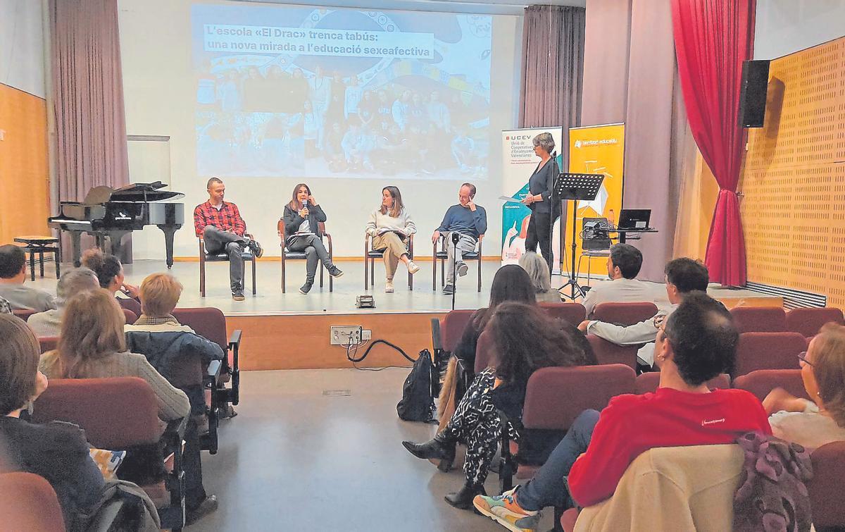 Un instant de la presentació del llibre de la Unió de Cooperatives d’Ensenyament Valencianes (UCEV).