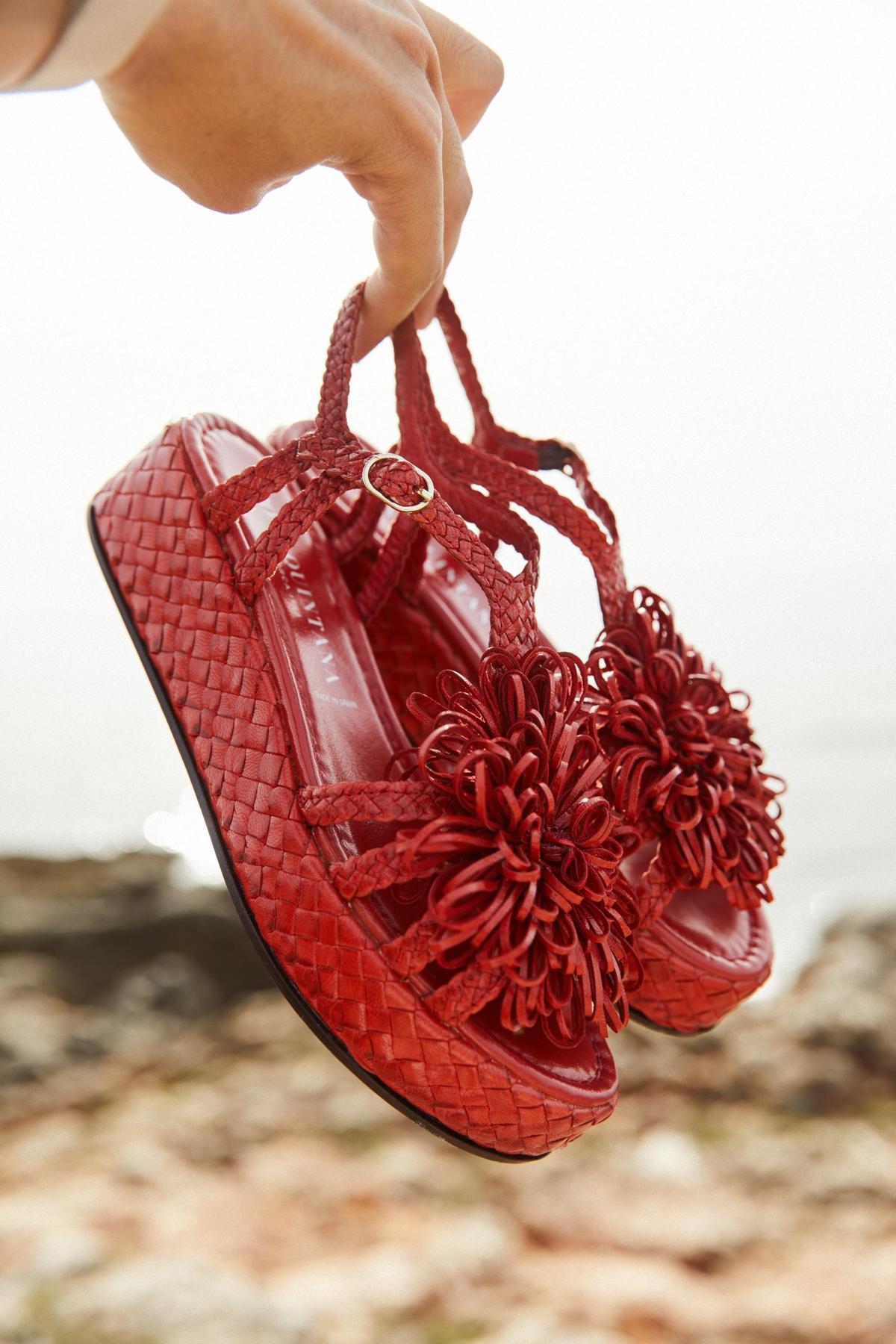 Sandalias plataforma con motivo floral de Pons Quintana SS23.