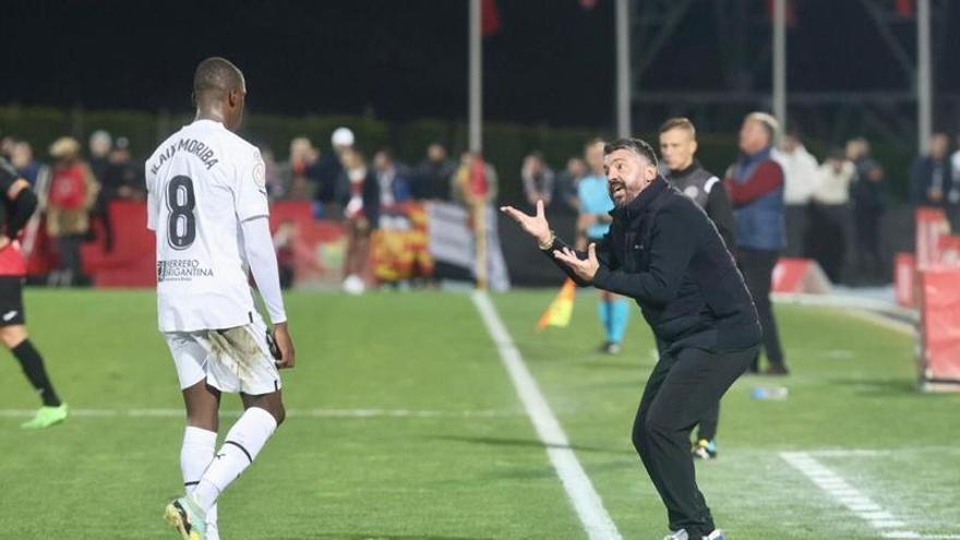 Gattuso da instrucciones a Ilaix Moriba en la banda del Camilo Cano