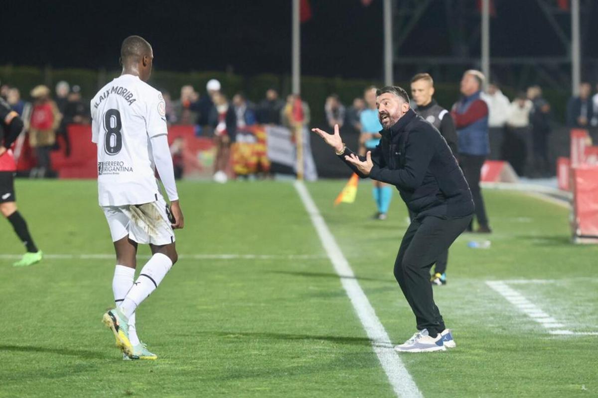 Gattuso da instrucciones a Ilaix Moriba en la banda del Camilo Cano