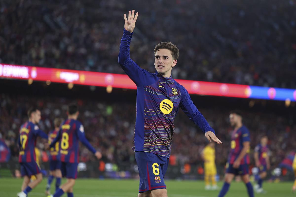 Gavi señala con la mano el número de goles del Barça ante el Espanyol.