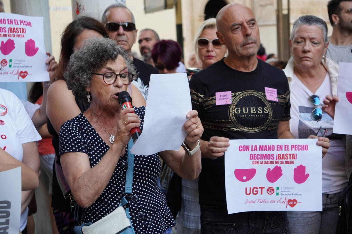 Cordoba Víctor Castro Córdoba se concentra ante la crisis de los cribados de cáncer Numerosas personas protestan en el bulevar del Gran Capitán