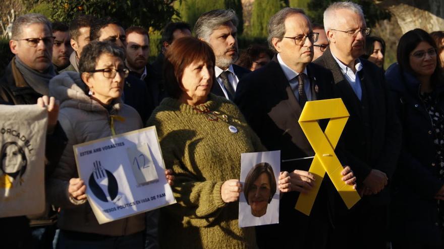 El president de la Generalitat, Quim Torra, participa a la concentració a les portes del Parlament, amb les ADIC.