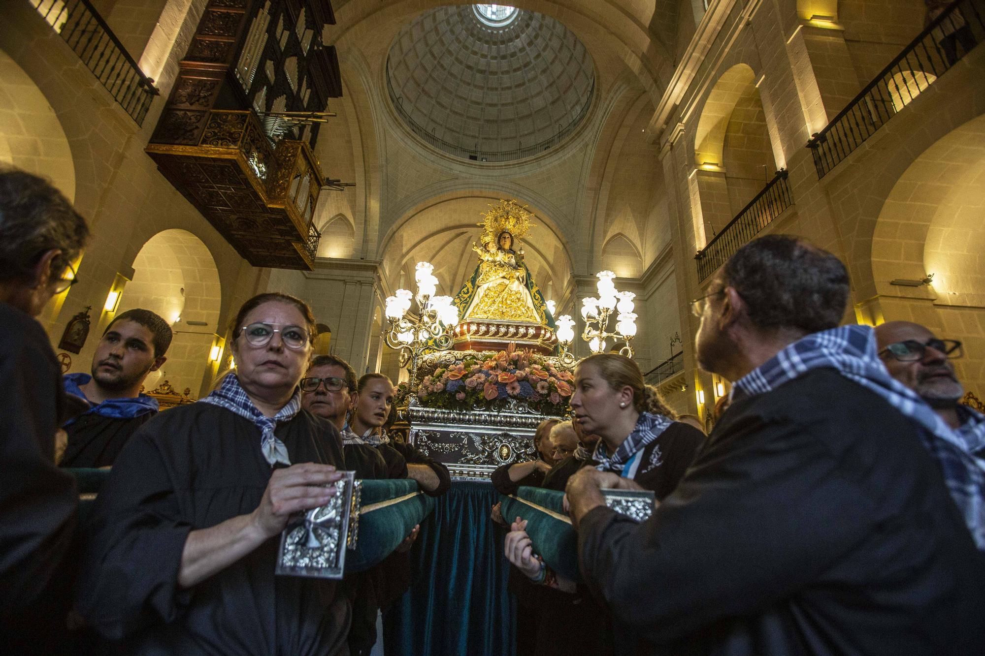 La Patrona de Alicante, la Virgen del Remedio, vuelve a recorrer las calles tras el parón de la pandemia