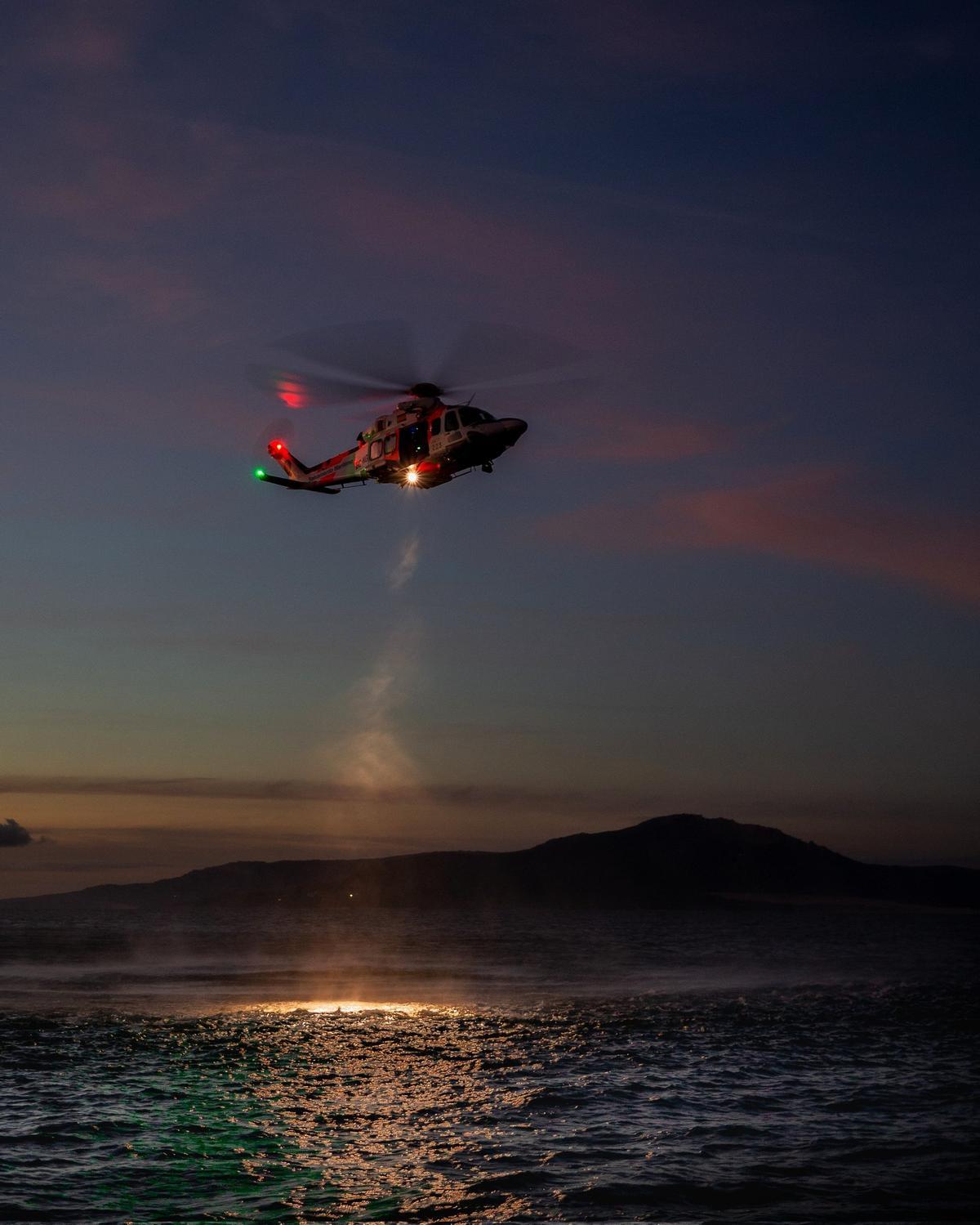 Helicóptero de Salvamento Marítimo, sobre el mar.