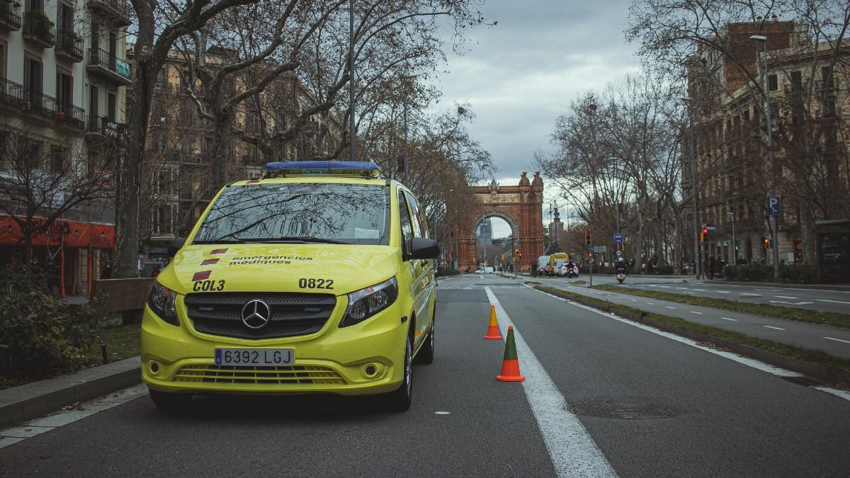 Imagen de archivo de una ambulancia del Sistema d'Emergències Mèdiques