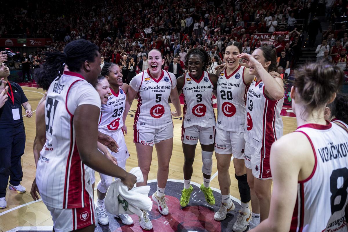 Las jugadoras del Casademont Zaragoza celebran su billete a la final Six