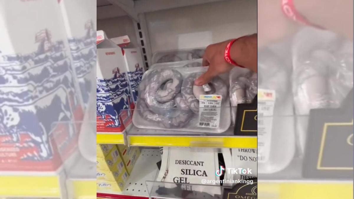 El tiktoker argentino enseña una serpiente envasada en el supermercado más raro del mundo