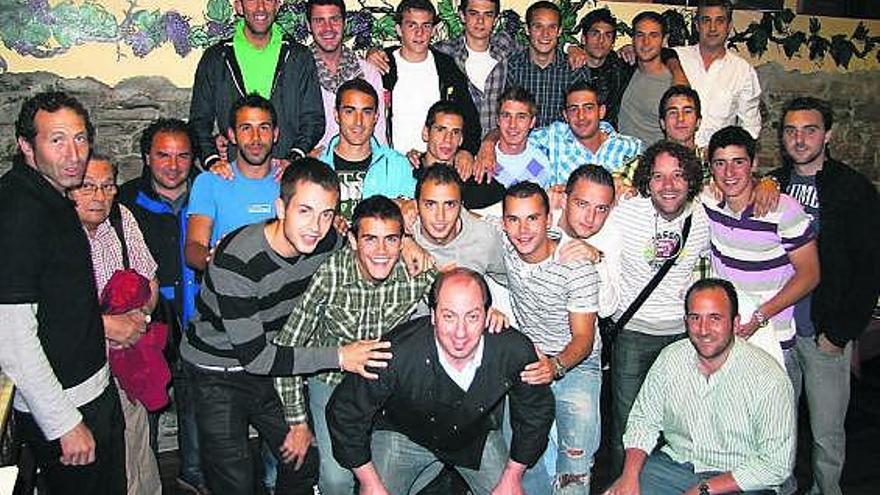 La plantilla del Sporting B, ayer, en la cena de despedida en La Guía.