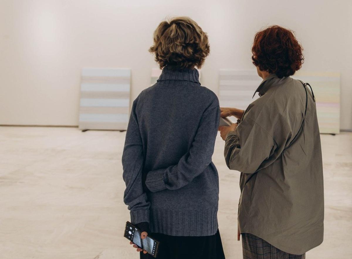 Soledad Sevilla y Rosa Castells, durante el montaje de la exposición en el MACA