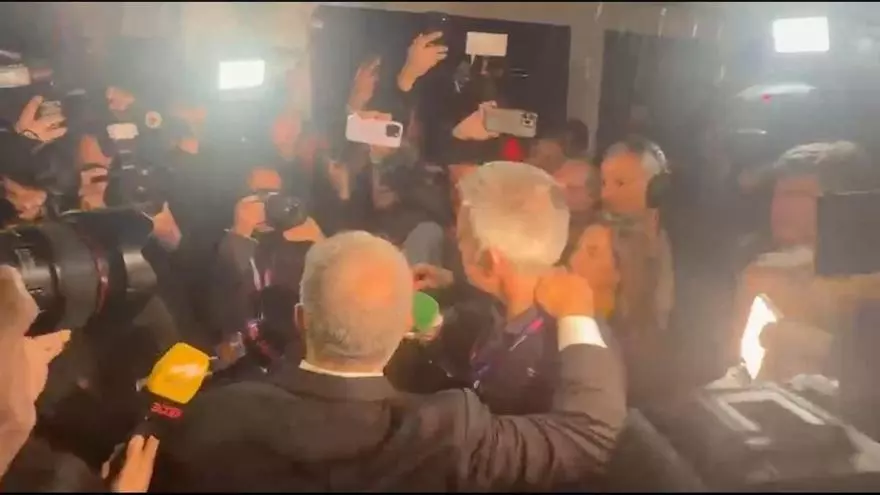 Laporta y Font se abrazan y se saludan antes de finalizar el recuento completo