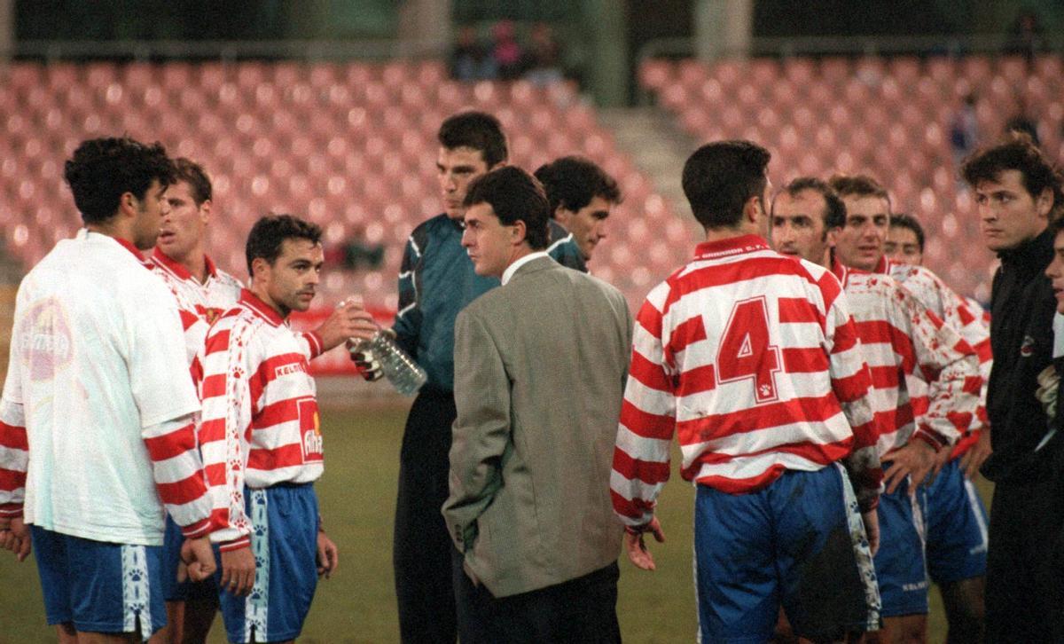 Lucas Alcaraz, en uno de sus primeros encuentros dirigiendo al Granada, en los años 90.