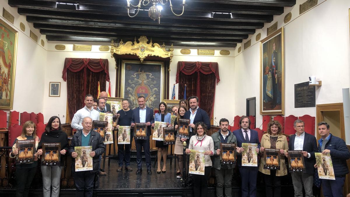 Foto con los cargos de Semana Santa y miembros de los grupos municipales al término del acto en el Ayuntamiento de Elche