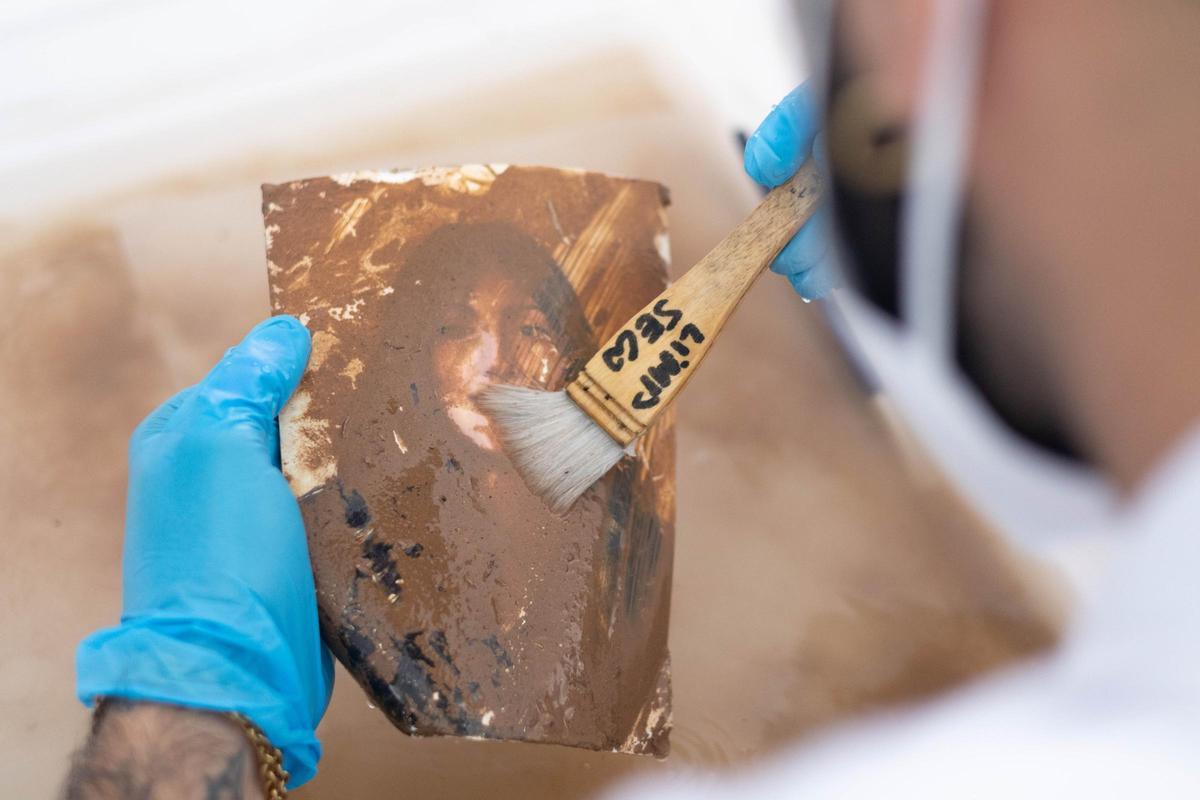 Trabajo de recuperación de una imagen dañada por el barro tras la dana de Valencia