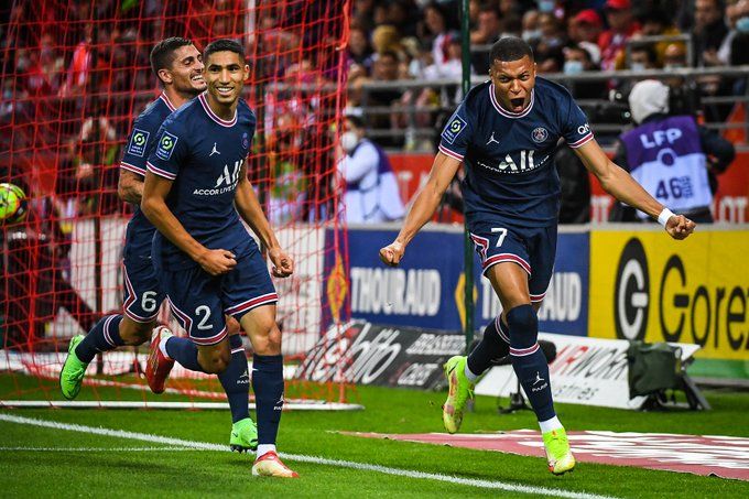 Mbappé celebra uno de sus dos goles al Reims.